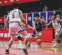 联赛巅峰对决!滇池火箭队读秒绝平天山赤兔队,冰球赛场再起波澜;高压逼抢成功 联赛巅峰对决!滇池火箭队读秒绝平天山赤兔队,冰球赛场再起波澜;高压逼抢成功