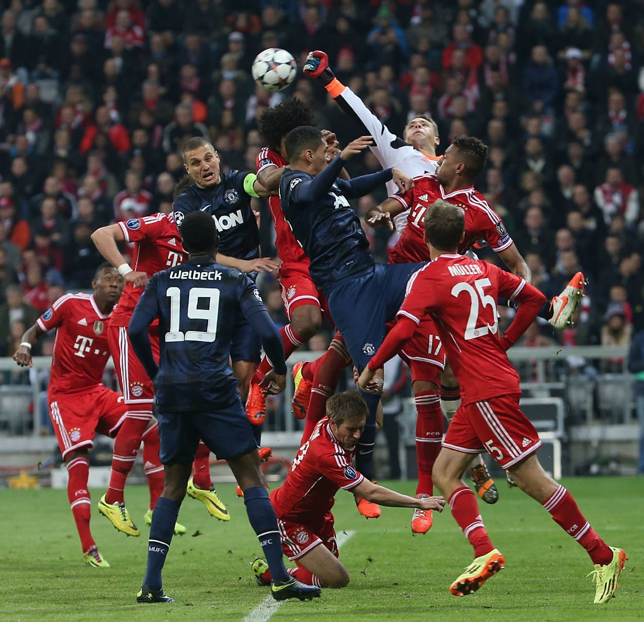 包含赛地聚焦——欧冠赛前热度飙升，武汉三镇战术微调，话题不断，阵容厚度经受考验的词条